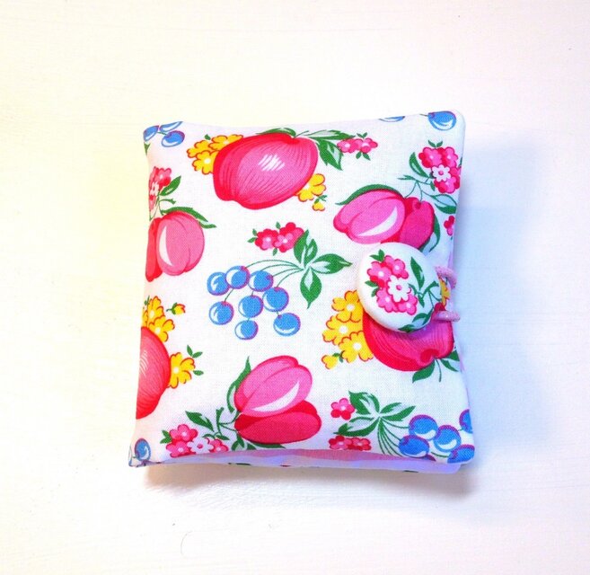 サニタリーポーチ （fruit)