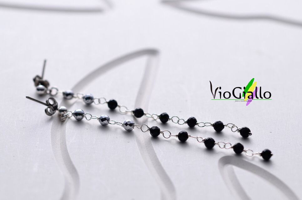 オニキス(ラウンドカット)とヘマタイトの8連ロングピアス