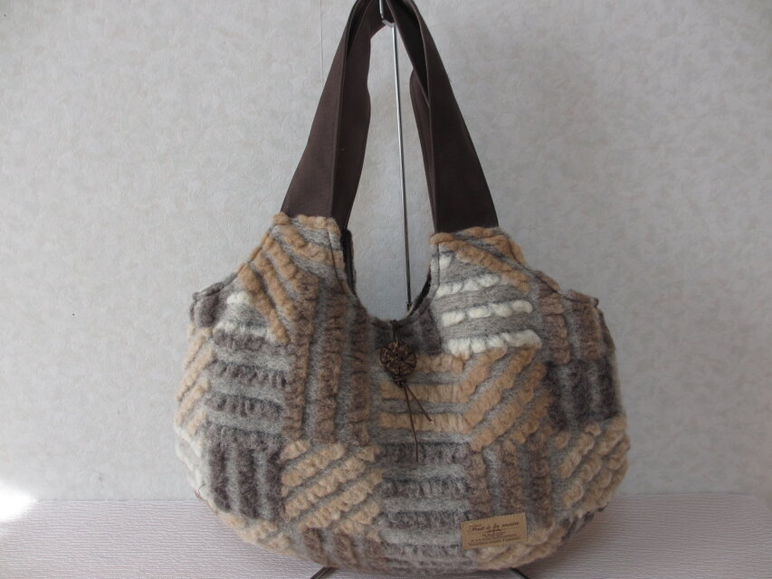 ポコポコ、くたっとした肩掛けトート(イタリア製）