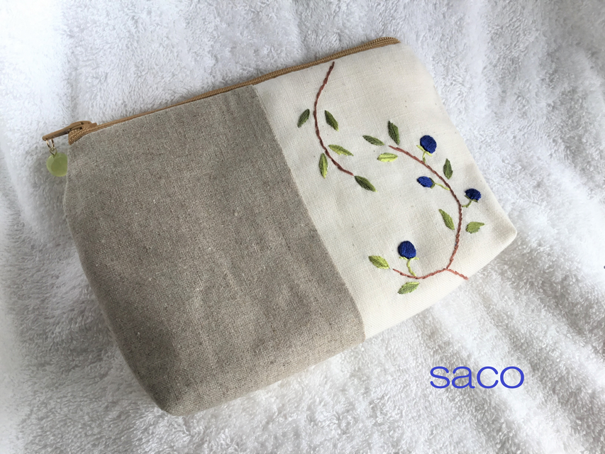 木の実刺繍のポーチ（青）