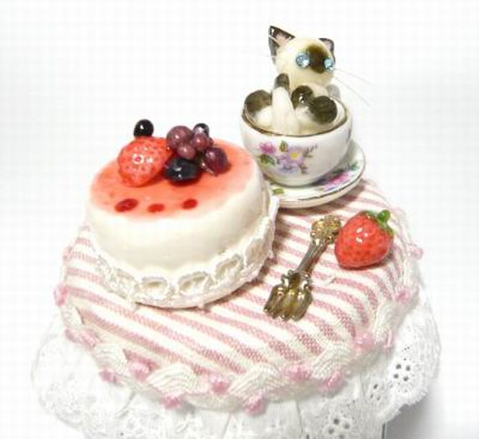 にゃんこのしっぽ〇にゃんこのスイーツデコボトル○ベリーのケーキ