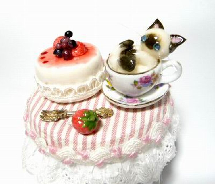 にゃんこのしっぽ〇にゃんこのスイーツデコボトル○ベリーのケーキ