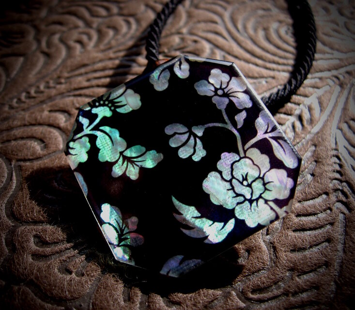 らでんブローチペンダント（牡丹・黒地）