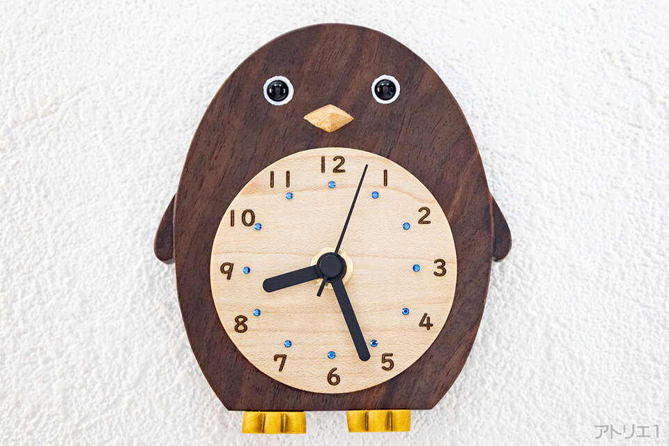 黄色い足がキュートなプチペンギンの掛け時計