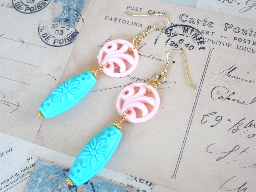 ピアス　パステルカラーのフラワーアクリルビーズ　ピンク　ブルー　水色　ゴールド　揺れる　