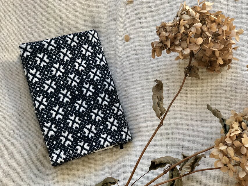 こぎん刺し  ⌘ブックカバー⌘ モドコ:豆このかちゃらず囲み変形糸流れ