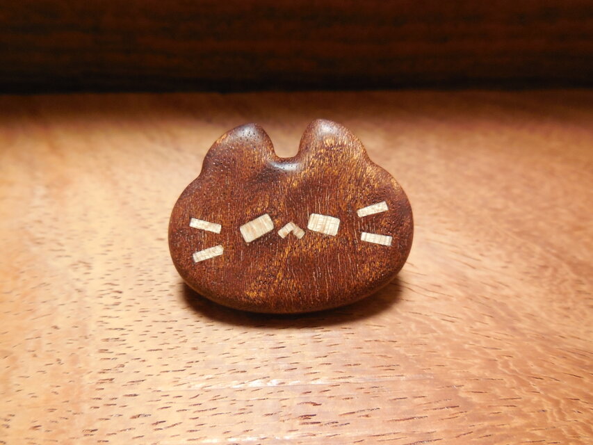 サペリ杢の平らピンズ　ネコノカミ