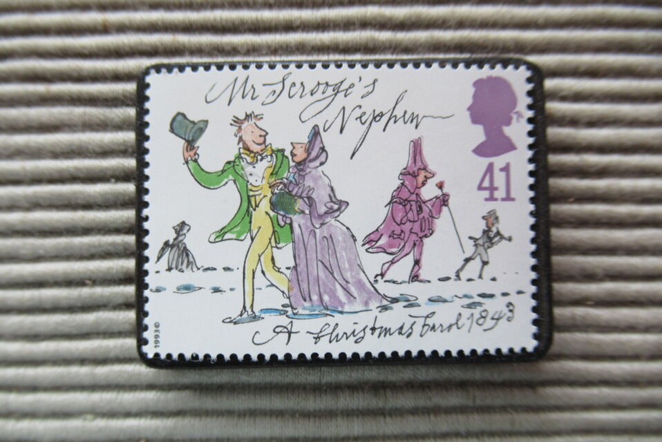 イギリス　クリスマスキャロル切手ブローチ 5755