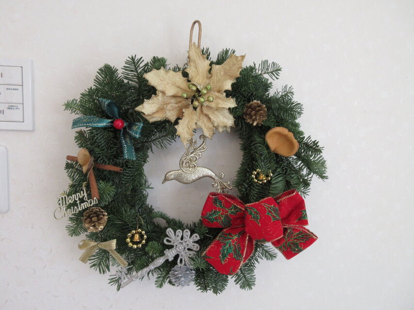 オレゴン州のモミの木のリース　ゴールドポインセチア　４０センチ