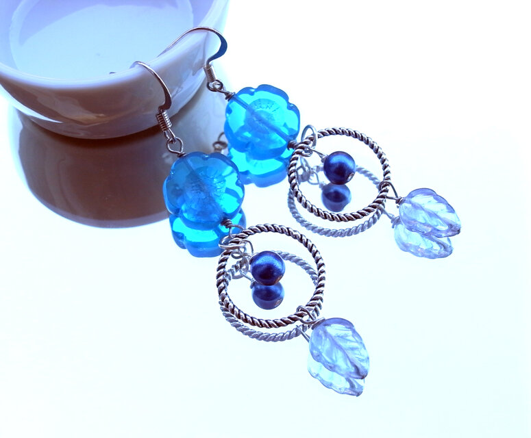 ピアス　ブルーフラワービーズ　青　水色　花　リーフ　葉　ロング　揺れる