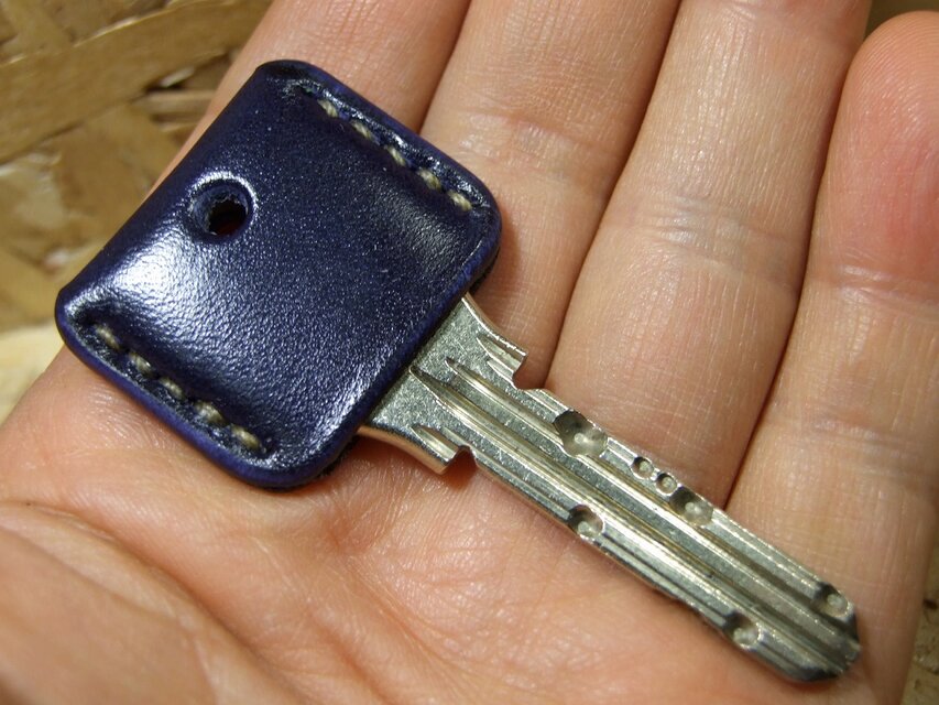 ルガトネイビーのキーカバー　ベージュステッチ