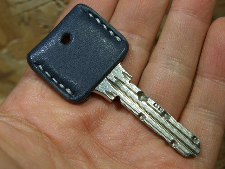 サドルネイビーのキーカバー　グレーステッチ