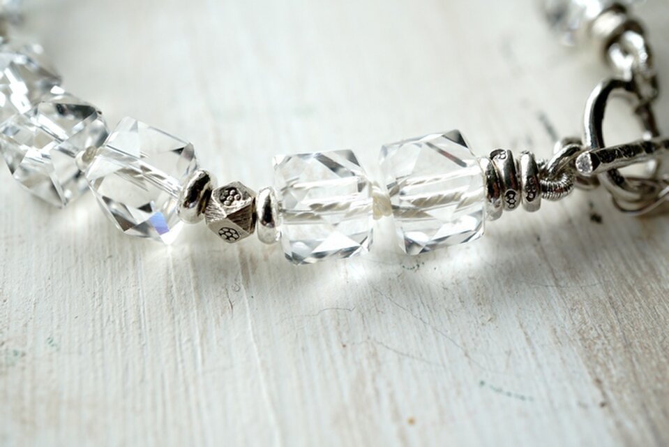 キューブクオーツとシルバービーズブレスレット