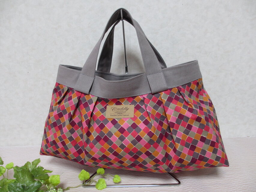 リバティ、赤系モザイク柄の横ながトート