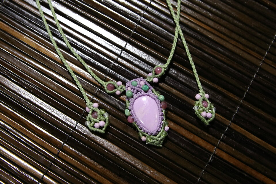 フォスフォシデライトのマルチカラーマクラメネックレス