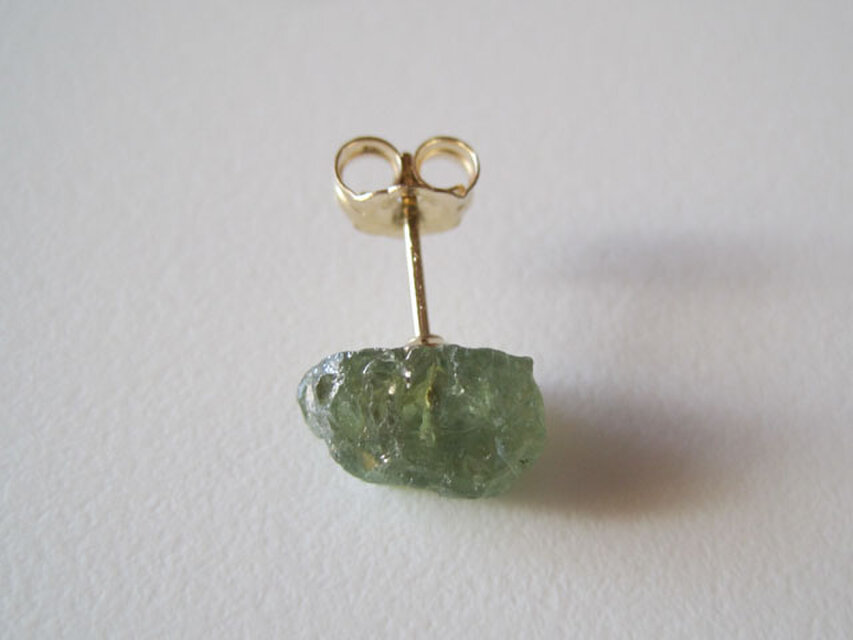 デマントイドガーネットの原石ピアス ／Namibia  片耳 14kgf