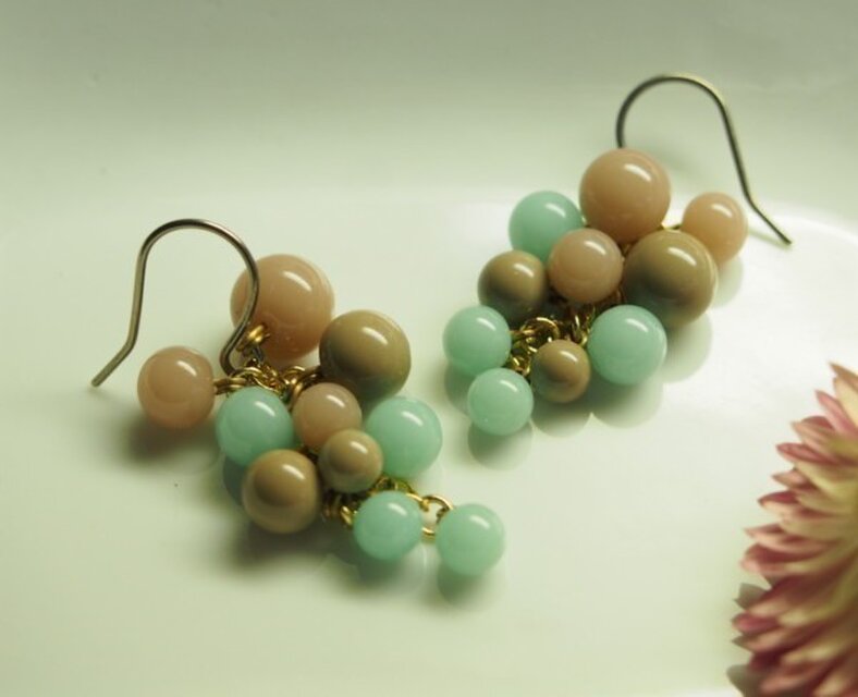 つぶつぶじゃらじゃらピアス　ミントグリーン×ベージュ
