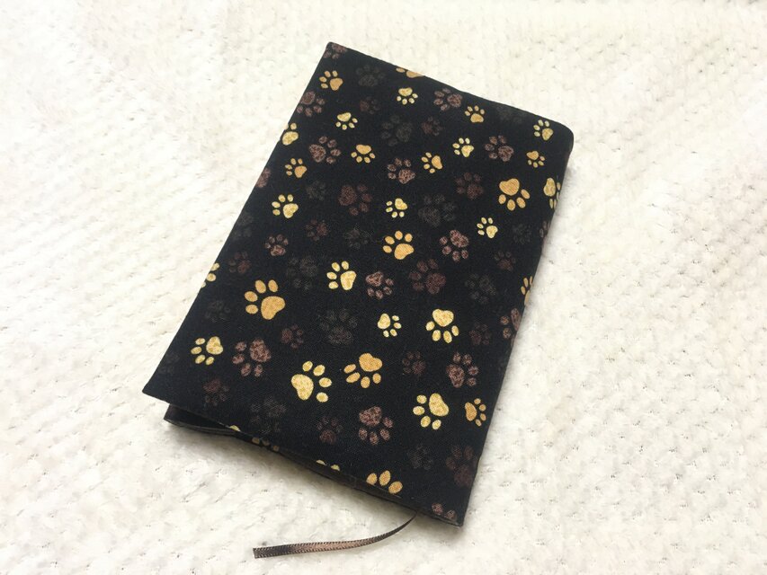 文庫本カバー 足跡がいっぱい