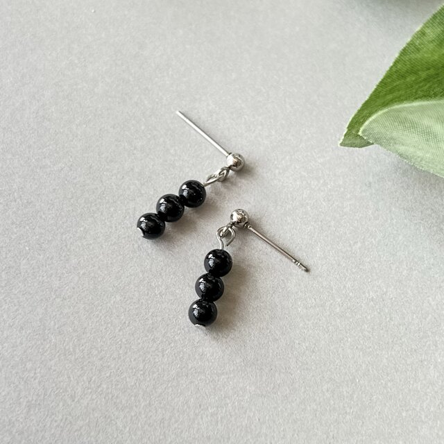 オニキス３連ピアス