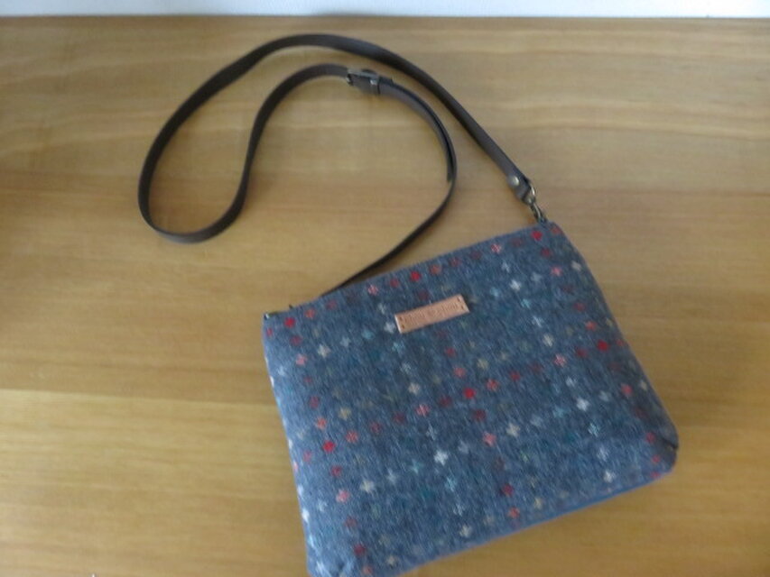 ウール生地のショルダーポシェット①