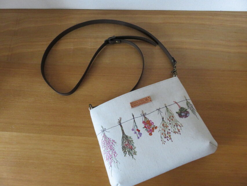 ドライフラワー柄のショルダーポシェット