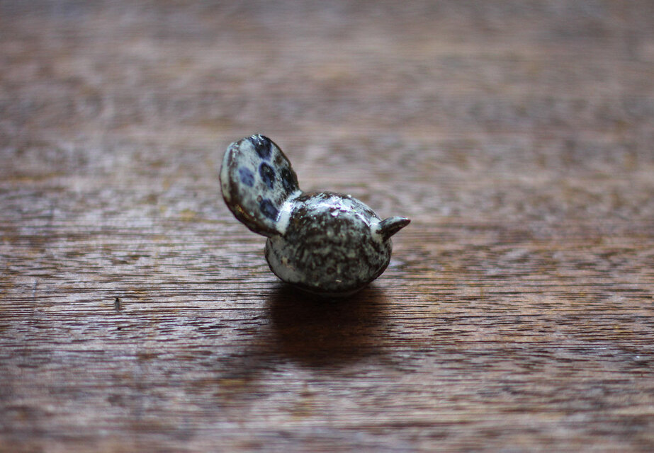 陶器の鳥のオブジェ