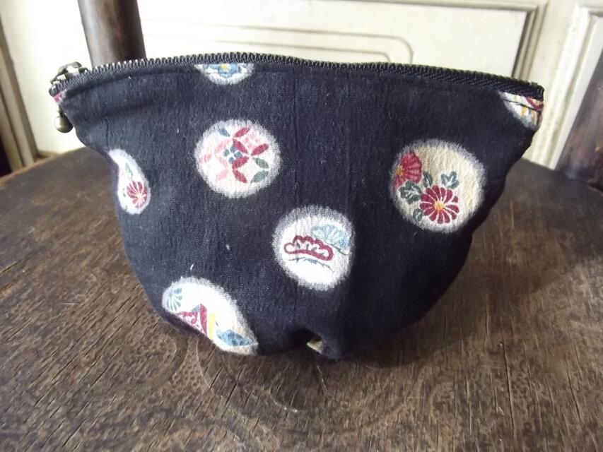 黒地和柄のぷっくりポーチ（送料無料）