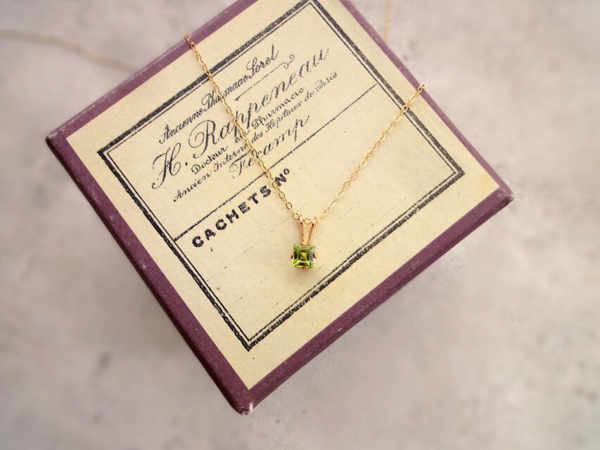 【限定数】天然石のネックレス ■ 14KGF 立て爪 スクエア 4ｍｍ ■  ペリドット