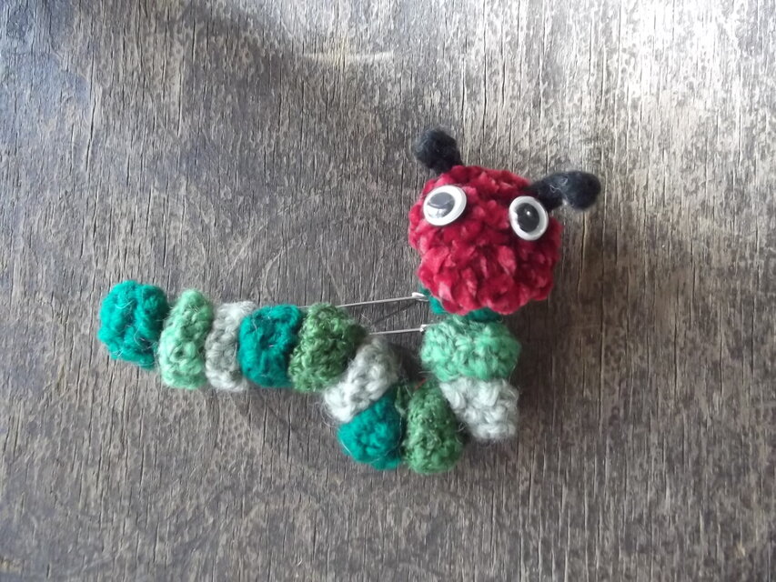 手編みの虫さんブローチ