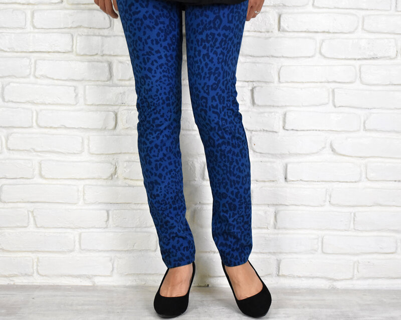 極上の穿き心地！スキニーストレートストレッチロングパンツ　＜ヒョウ柄ネイビー＞