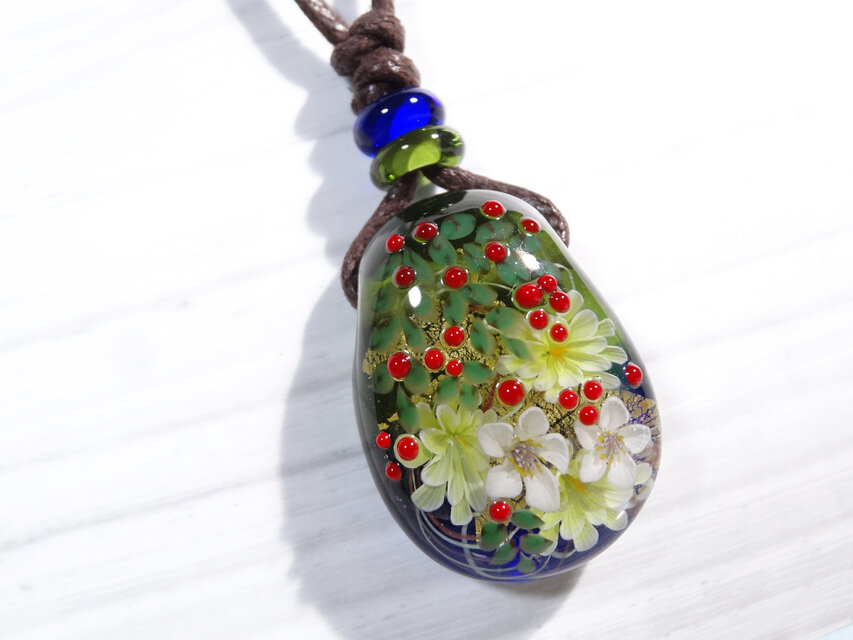 南天・福寿草・節分草重ねのとんぼ玉ガラスペンダント
