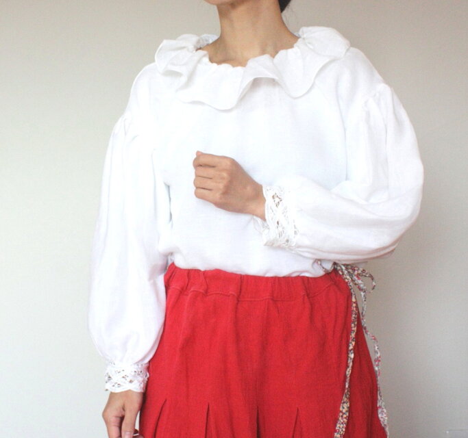 ふんわり大きめフリルのブラウス