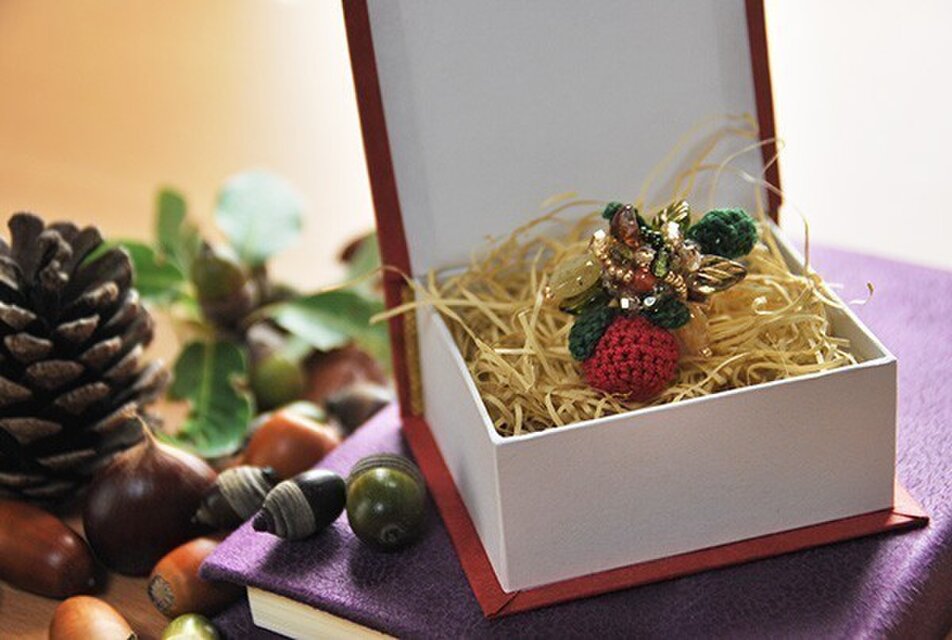 リンゴのブローチ