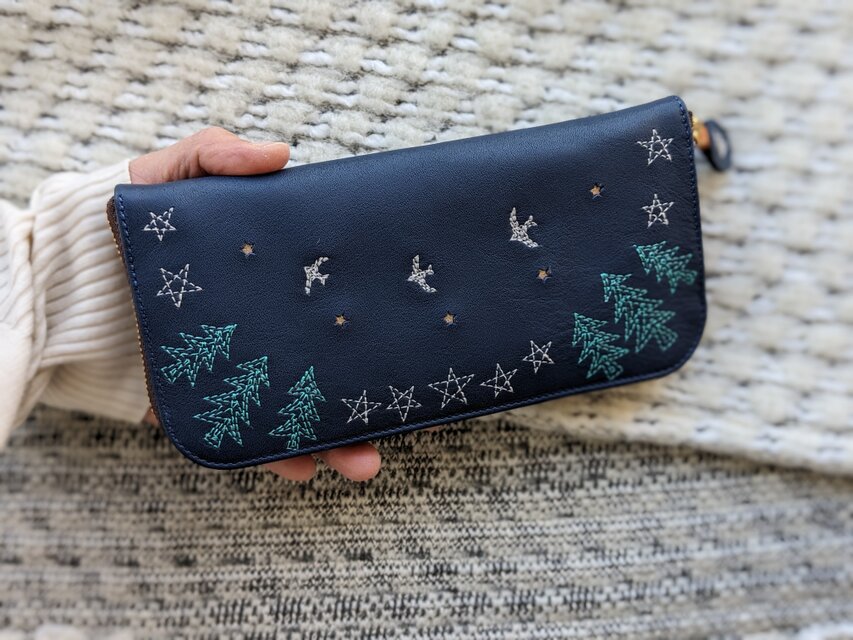 刺繍革財布『夜の森』NAVY 牛革☆Slimラウンドファスナー型 | iichi