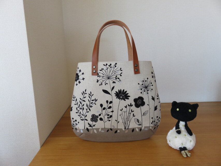 おにぎり型のトートバッグ　綿麻花柄