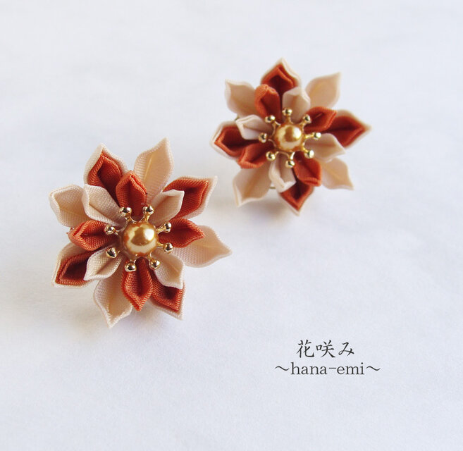 つまみ細工 花のピアス/イヤリング オレンジ×ベージュ 受注制作