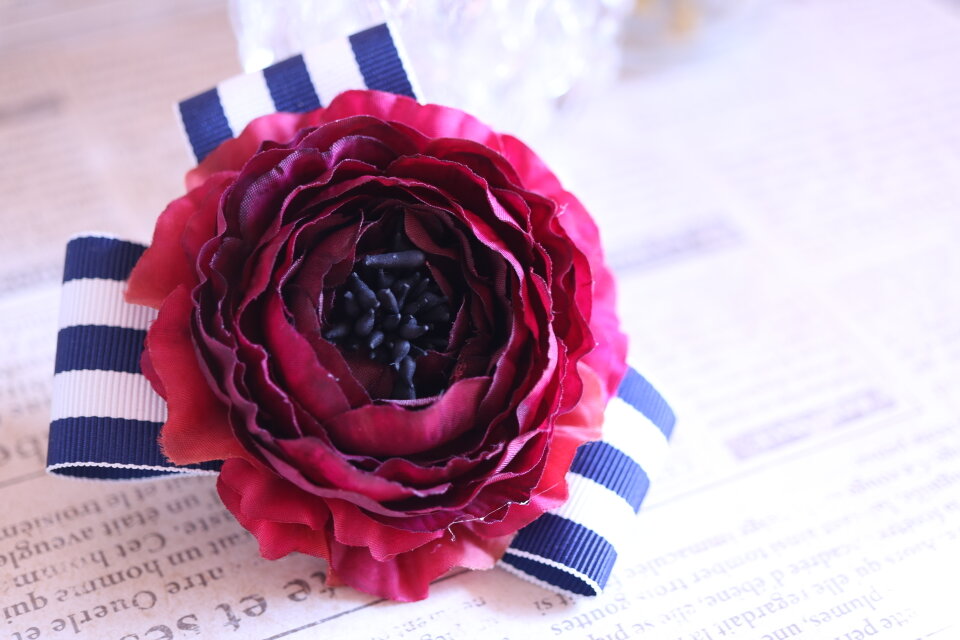 ボルドーカラーラナンキュラスのコサージュ　造花