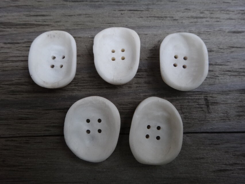 日本の鹿角で作った4穴ボタンC