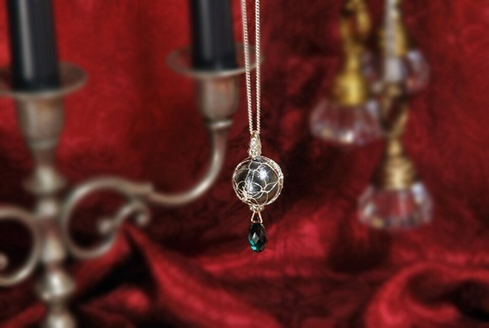 夜のペンダント