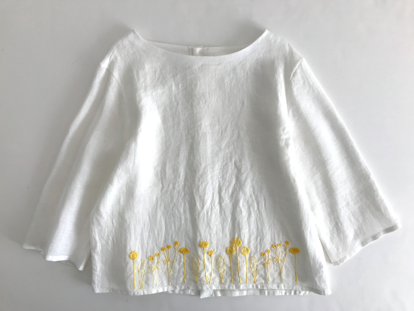 手刺繍ブラウス「たんぽぽとキンポウゲ」・白