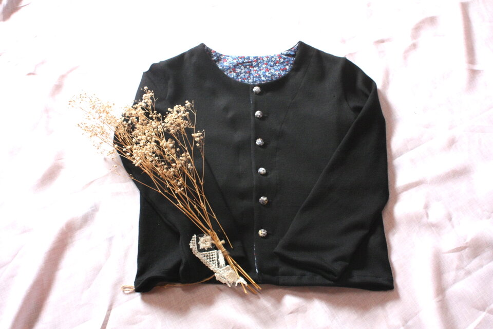 小花柄ボタンのシンプルカーデ