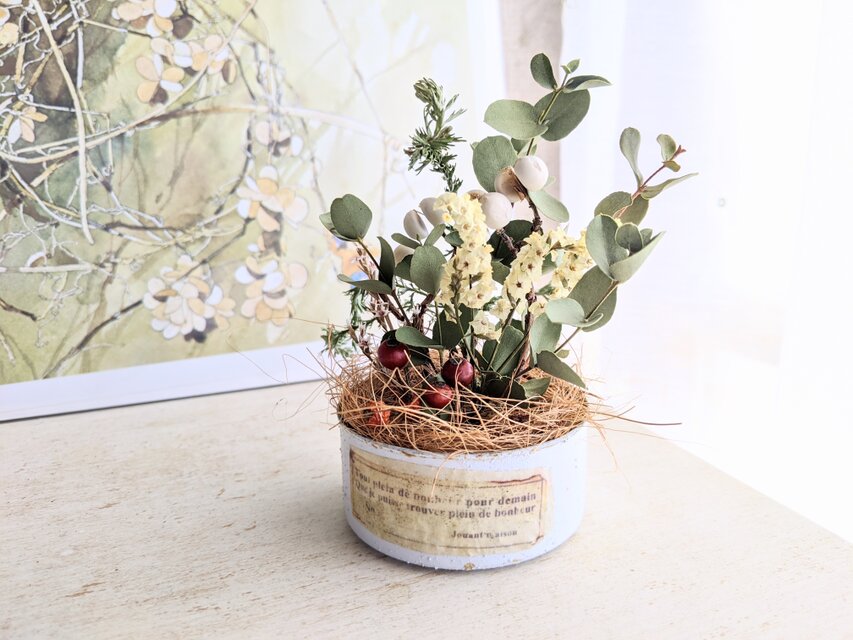 自家栽培ハーブのドライユーカリとスターチスとナンキンハゼのアレンジメント☆自家製リメイク缶