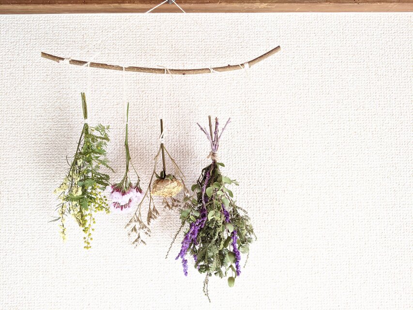 自家栽培ハーブのミモザとスターチとミニバラのスワッグ・ガーランド