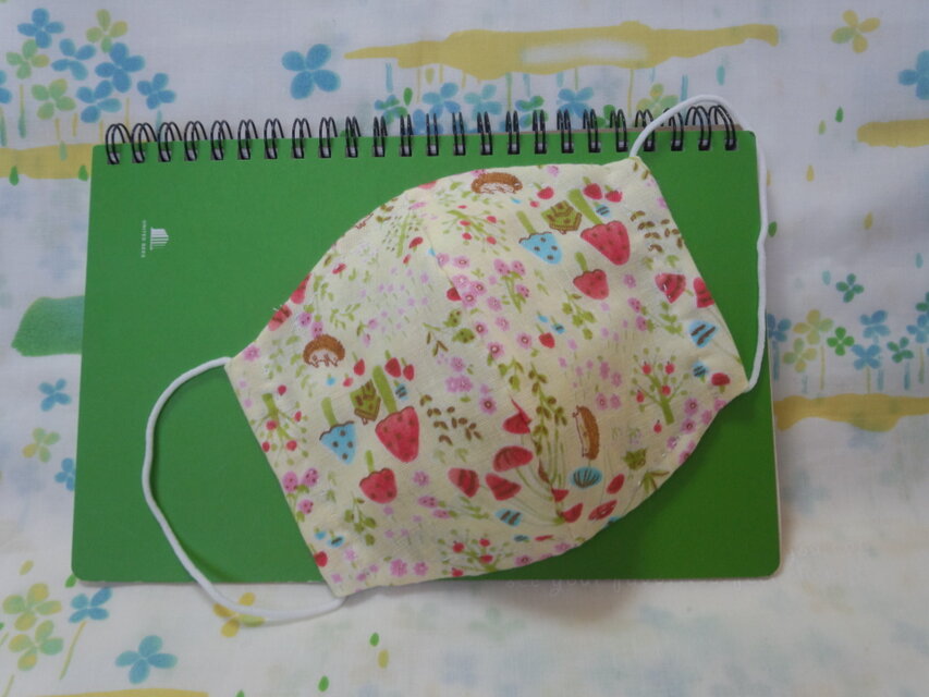 【手縫い】Wガーゼ立体マスク16×13㎝☆はりねずみ＆きのこ柄☆レモン色☆裏地手ぬぐい地☆プチギフト