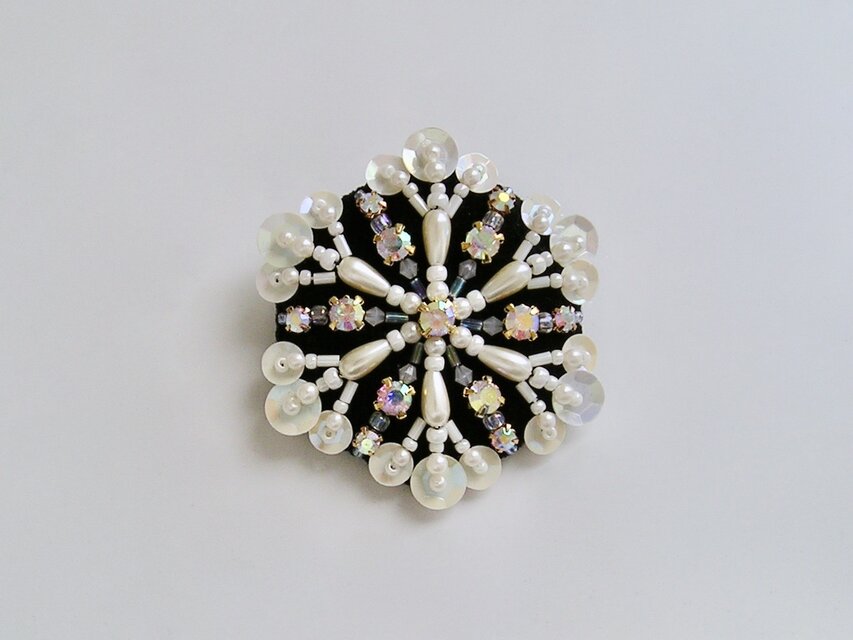 送料無料＊雪の結晶＊ビーズ刺繍のブローチ（20ibc-1）