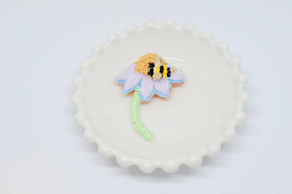 刺繍ブローチ　花とハチ　パープル
