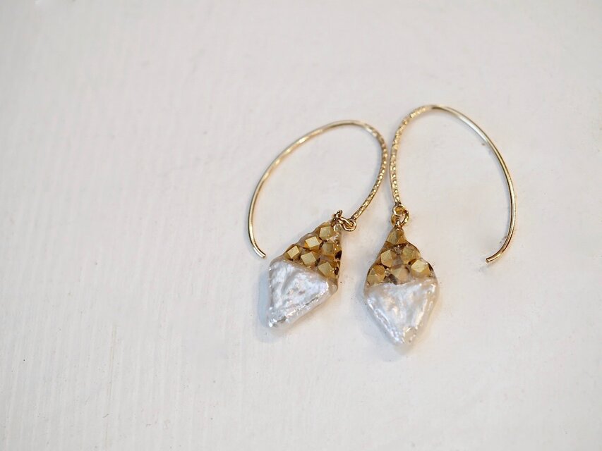 淡水パールとメタルビーズのフック式ピアス