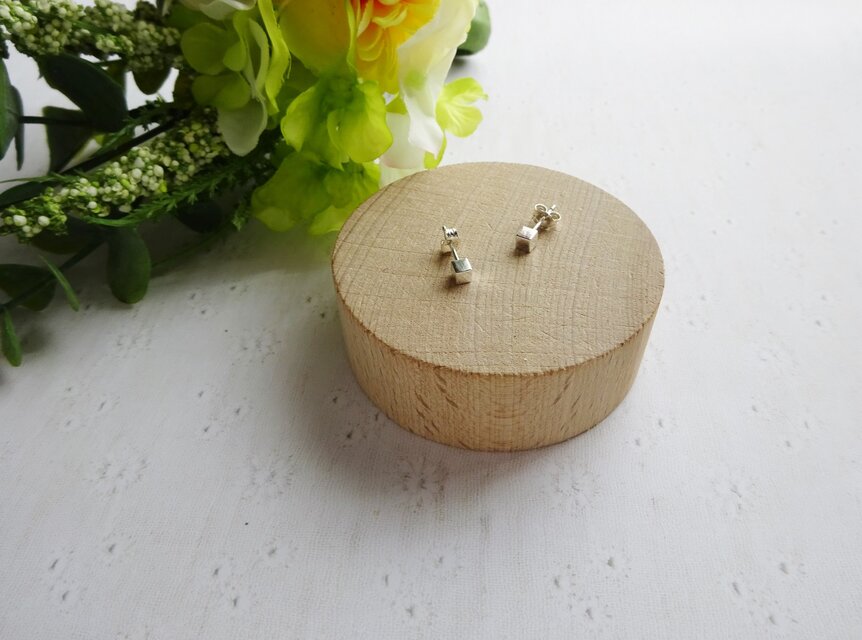 キューブのプチピアス