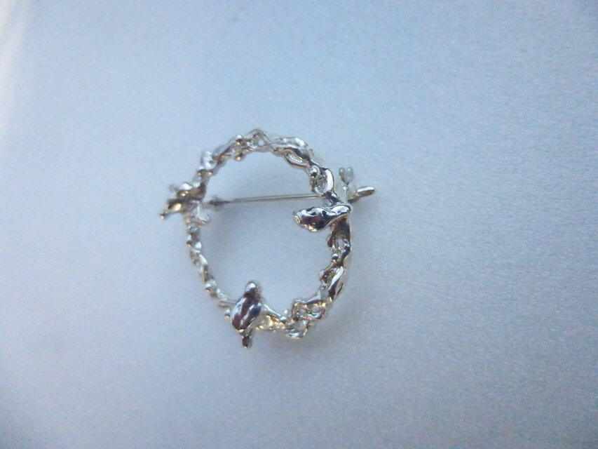 SV925  小鳥のとまる蔓リース   ブローチ