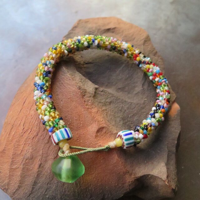 アンティーク　クリスマスビーズ　淡緑　＋　ウランガラス　ブレスレット 　百世 momotose（西）